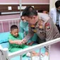 Anak penderita kerapuhan tulang saat dikunjungi oleh Kepala Polda Riau Irjen Mohammad Iqbal. (Liputan6.com/M Syukur)