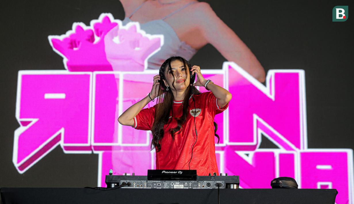 Penampilan DJ Ririn Olivia menutup rangkaian acara MALAMNYA BOLA 2024 di area Jakarta International Velodrome, Rawamangun, Jakarta Timur, Selasa (11/6/2024). (Bola.com/Bagaskara Lazuardi)