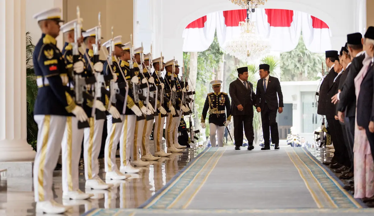 Presiden Republik Indonesia Prabowo Subianto menerima kunjungan resmi Perdana Menteri (PM) Malaysia Anwar Ibrahim dalam rangka Konsultasi Tahunan ke-13 Indonesia dan Malaysia yang digelar di Istana Merdeka, Jakarta, Selasa (29/7/2025). (Yasuyoshi CHIBA/AFP)
