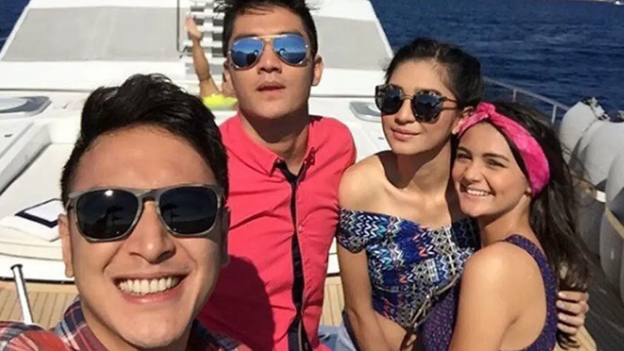 Mikha Tambayong bersama Boy William, Dimas Anggara, dan Amanda Rowles di kapal laut (Foto: Instagram)
