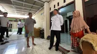 Wali Kota Depok, Supian Suri meninjau salah satu rumah warga yang rusak akibat cuaca ekstrem yang terjadi di wilayahnya. (Foto: Liputan6.com/Dicky Agung).
