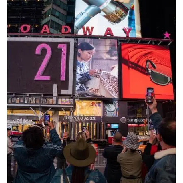 Video Batik tampil di Billboard Time Square New York