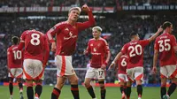 Pemain Manchester United asal Denmark, Rasmus Hojlund, merayakan gol yang dicetaknya dalam laga melawan Brentford dalam lanjutan Premier League di Old Trafford, Sabtu (19/10/2024). (Oli SCARFF / AFP)