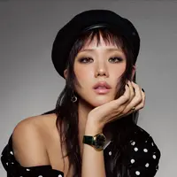 Dalam potret yang dirilis, Jisoo tampil dengan pesona yang jauh lebih berani dari citra lembut dan klasik yang biasanya ia tunjukkan. [@sooyaaa__].