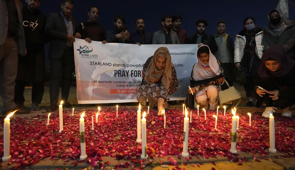 Para peserta menyalakan lilin saat menyalakan lilin untuk para korban gempa bumi di Suriah dan Turki, di Islamabad, Pakistan, Senin, 6 Februari 2023. Gempa Turki merobohkan ratusan bangunan dan menewaskan ribuan orang serta diyakini ratusan lainnya masih terperangkap di bawah puing-puing. (AP Photo/Anjum Naveed)