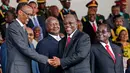Presiden Tanzania John Magufuli menerima ucapan selamat dari Presiden Rwanda Paul Kagame saat upacara pelantikan di Dar es Salaam, 5 November 2015. Magufuli adalah presiden ke-5 Tanzania sejak negara itu merdeka dari Inggris tahun 1961 (DANIEL HAYDUK/AFP)
