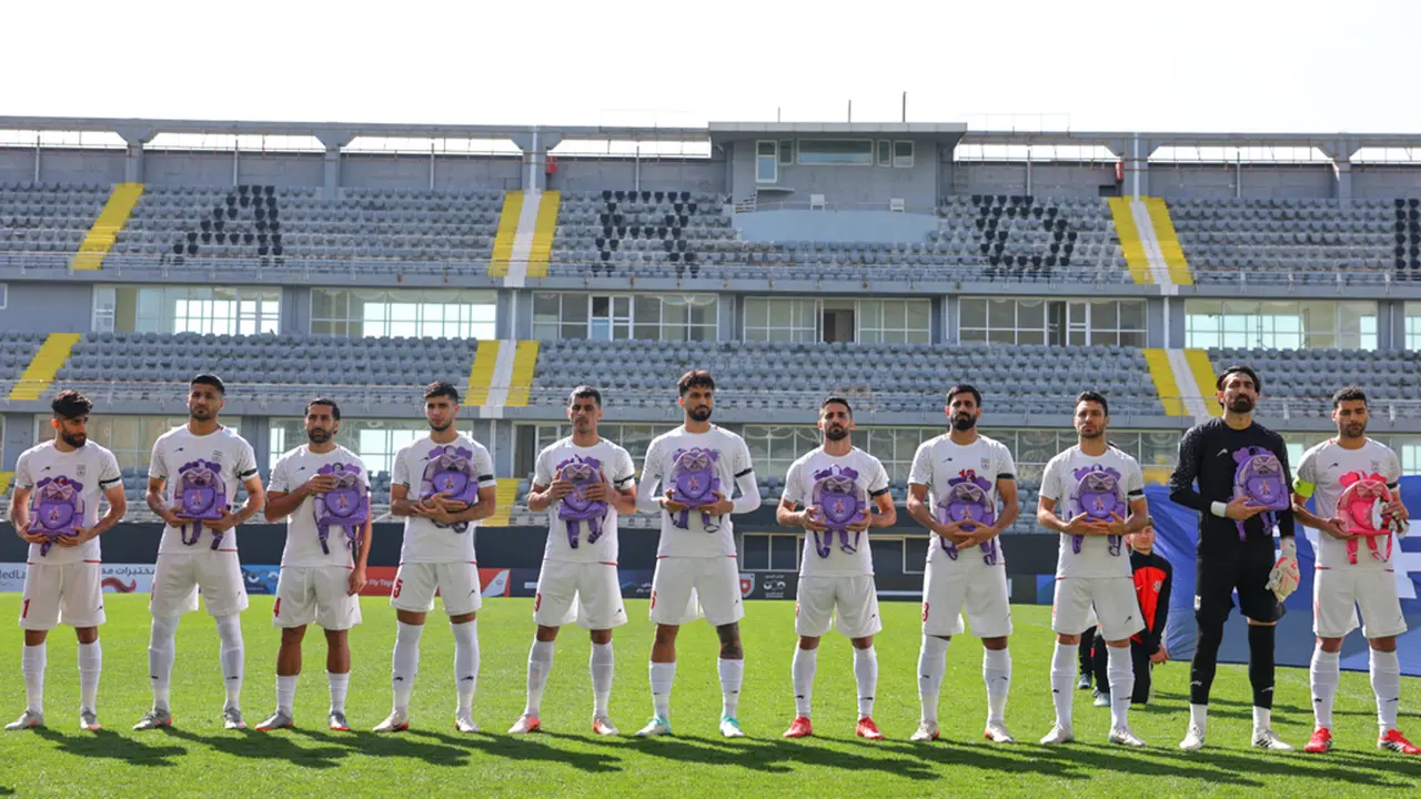 Foto: Timnas Iran Beri Penghormatan untuk Anak-anak Korban Perang di Laga Uji Coba Internasional