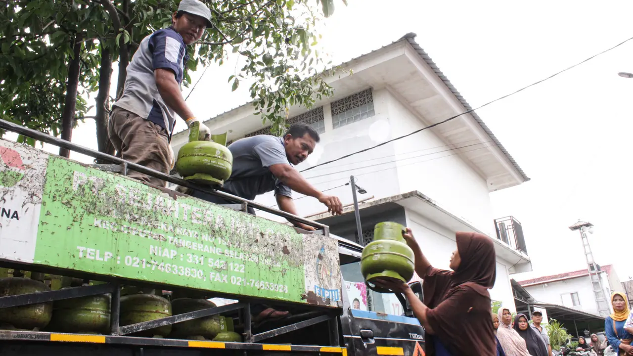 Antrean Pembelian Gas Elpiji 3 Kg di Tangerang Banten
