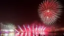 Pertunjukan kembang api terlihat di atas kompleks kebudayaan Katara selama perayaan untuk menandai dimulainya Idul Adha, Hari Raya Kurban, di Doha, Qatar, pada Rabu 27 Mei 2026. (Karim JAAFAR/AFP)