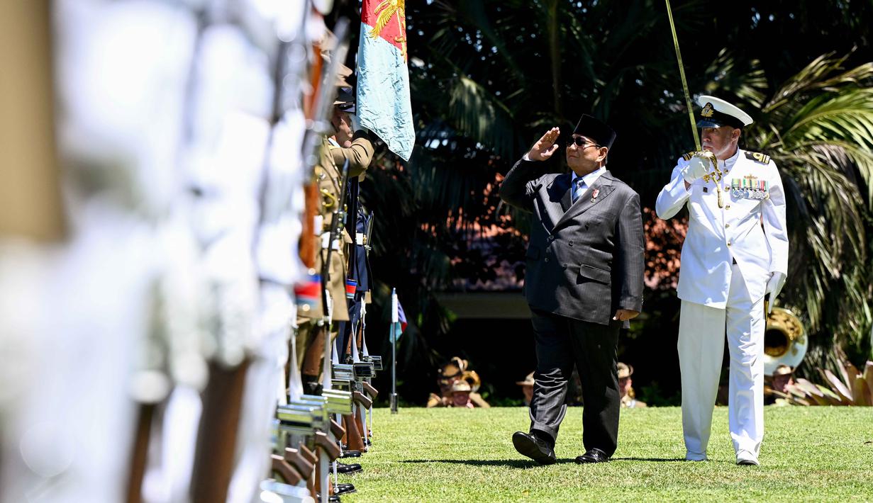 Kunjungan ini juga merupakan balasan atas kunjungan Albanese ke Indonesia pada Mei 2025 lalu, tepat sehari setelah ia terpilih kembali sebagai PM Australia. Tampak dalam foto, Presiden Indonesia Prabowo Subianto (kedua dari kanan) memberi hormat kepada pasukan kehormatan di Admiralty House di Sydney, Australia, pada Rabu 12 November 2025. (BIANCA DE MARCHI/POOL/AFP)