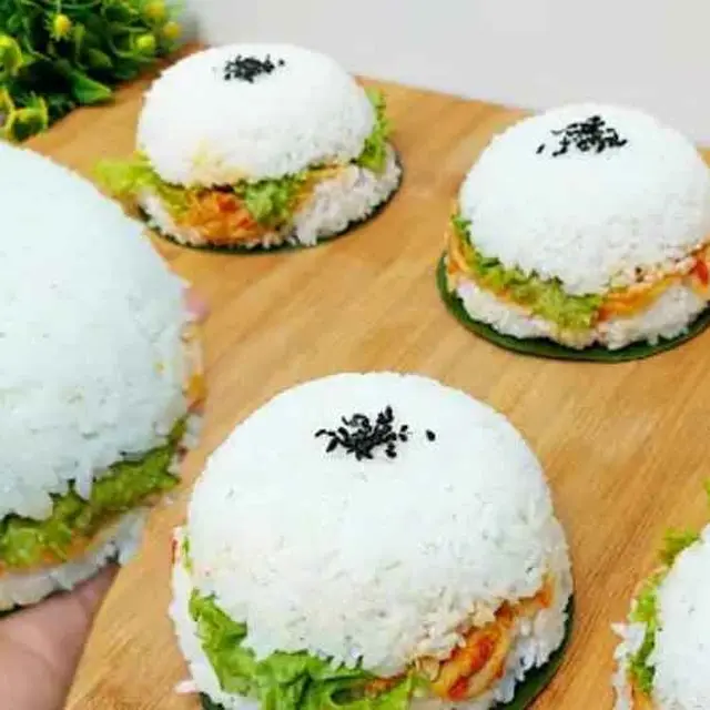 Burger Nasi isi Chicken Katsu