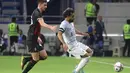 <p>Bek AC Milan, Matteo Gabbia (kiri) berusaha merebut bola dari penyerang Liverpool, Mohamed Salah selama pertandingan Dubai Super Cup 2022 di stadion al-Maktoum, Uni Emirat Arab, Jumat (16/12/2022). Liverpool menang telak atas AC Milan 4-1. (AFP/Karim Sahib)</p>