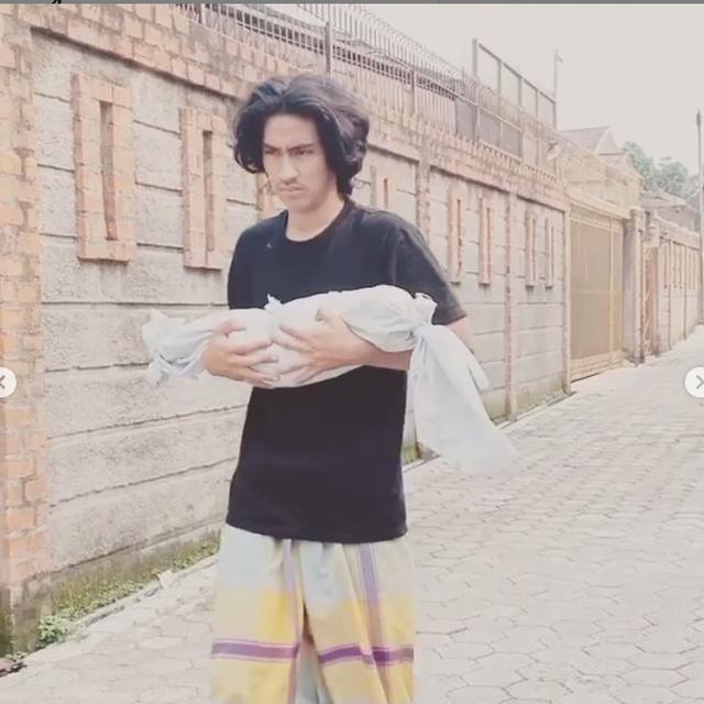 6 Momen Haru Umi Pipik Kuburkan Kucing Usai Kecelakaan, Bikin Tersentuh