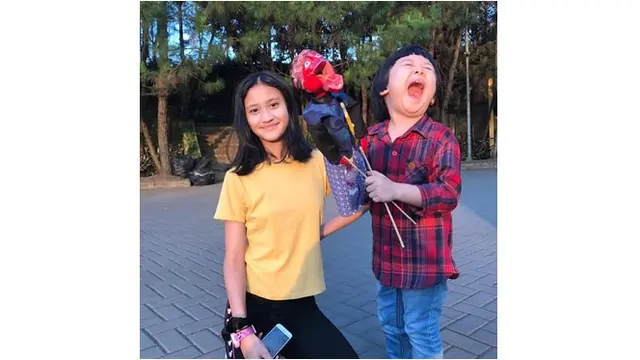 Ia juga dekat dengan anak Ferry Maryadi dan Deswita Maharani.