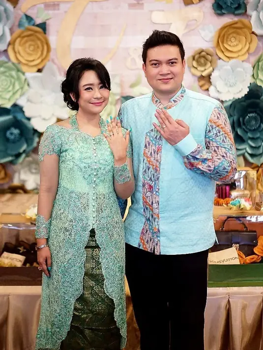 Beberapa foto dibagikan oleh Chikita setelah resmi dilamar oleh Indra. Lamaran dengan nuansa bunga-bunga itu berjalan khidmat. "Abon & Boncel Bertunangan 💏," tulis Chikita. (Instagram/chikitameidy)