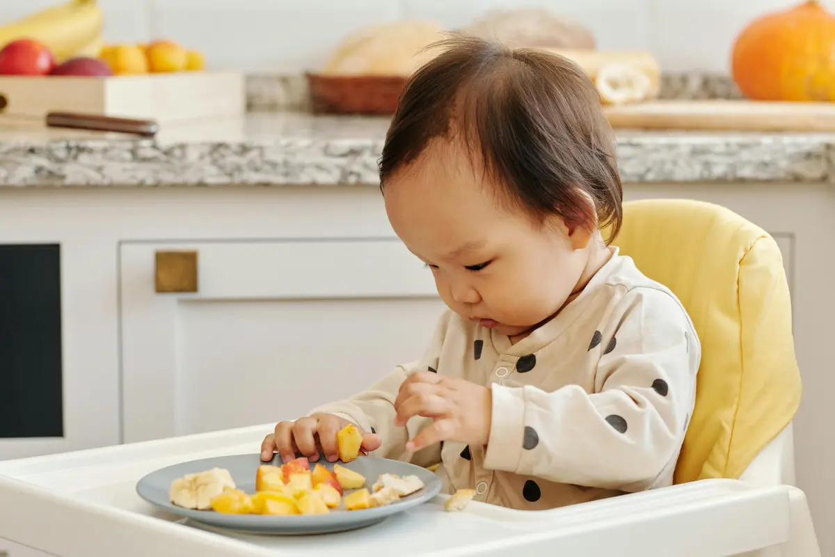 anak bermain makan balita