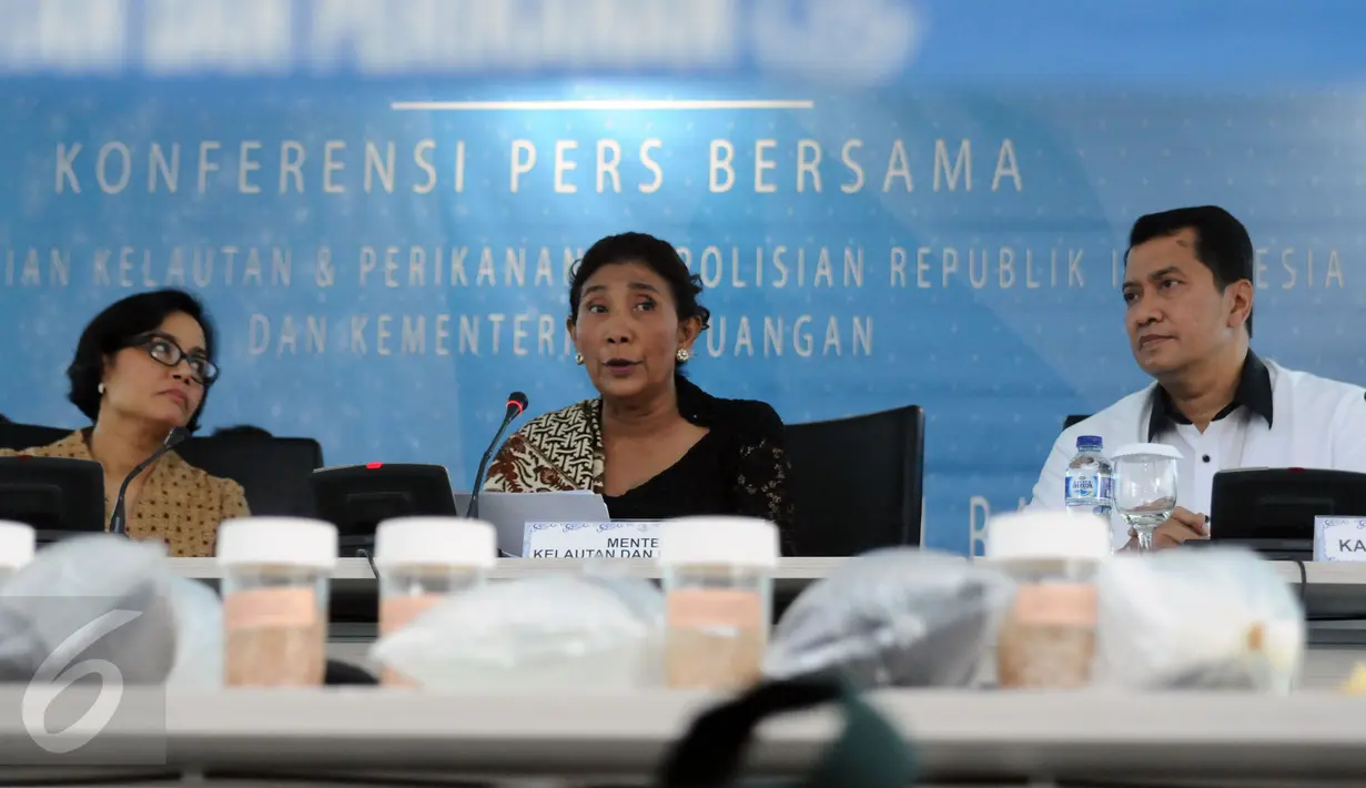Menteri KKP Susi Pudjiastuti (tengah) memberi keterangan penggagalan penyelundupan benih lobster di Gedung KKP Jakarta, Rabu (26/10). Delapan orang ditetapkan sebagai tersangka dan diperiksa di Direktorat Tipidter Polri. (Liputan6.com/Helmi Fithriansyah)