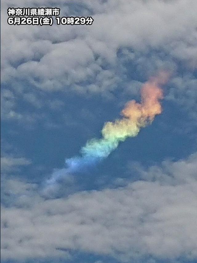 awan pelangi di langit Jepang