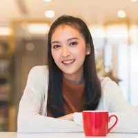 ilustrasi perempuan tersenyum/WHYFRAME/Shutterstock