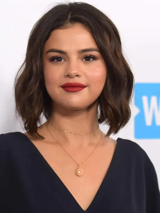 <p>Penyanyi Selena Gomez berpose saat menghadiri WE Day California di The Forum di Inglewood, California (19/4). Selena Gomez tampil cantik dengan gaun berwarna biru tua dengan lipstik berwarna merah dibibirnya. (AP Photo/Richard Shotwell)</p>