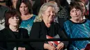 Kathleen Willey, Juanita Broaddrick dan Kathy Shelton, yang mengaku 'korban' pelecehan seksual dari suami Hillary Clinton, Bill Clinton, menghadiri Debat Capres AS putaran kedua di Washington University, Missouri, Minggu (9/10).  (REUTERS/Lucy Nicholson)