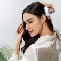 Seorang perempuan sedang menyisir rambutnya (Foto Dok: Freepik/freepik).