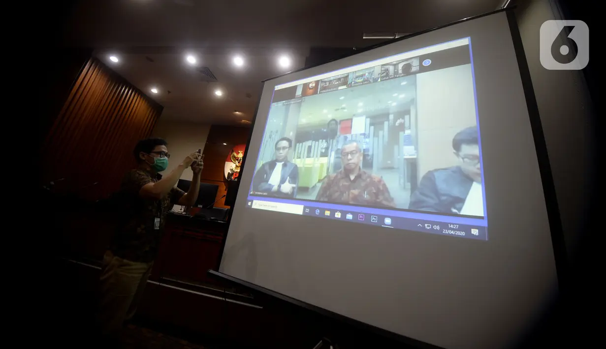 Layar memperlihatkan mantan Direktur Utama PT Garuda Indonesia Emirsyah Satar saat menjalai sidang tuntutan secara vidco, Gedung KPK, Jakarta, Kamis (23/4/2020). Emirsyah Satar menjalani sidang tuntutan dugaan suap pengadaan mesin Rolls-Royce PLC untuk Garuda Indonesia. (merdeka.com/Dwi Narwoko)