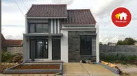 Rumah minimalis ini dilengkapi dengan sebuah carport yang mampu menampung satu mobil.