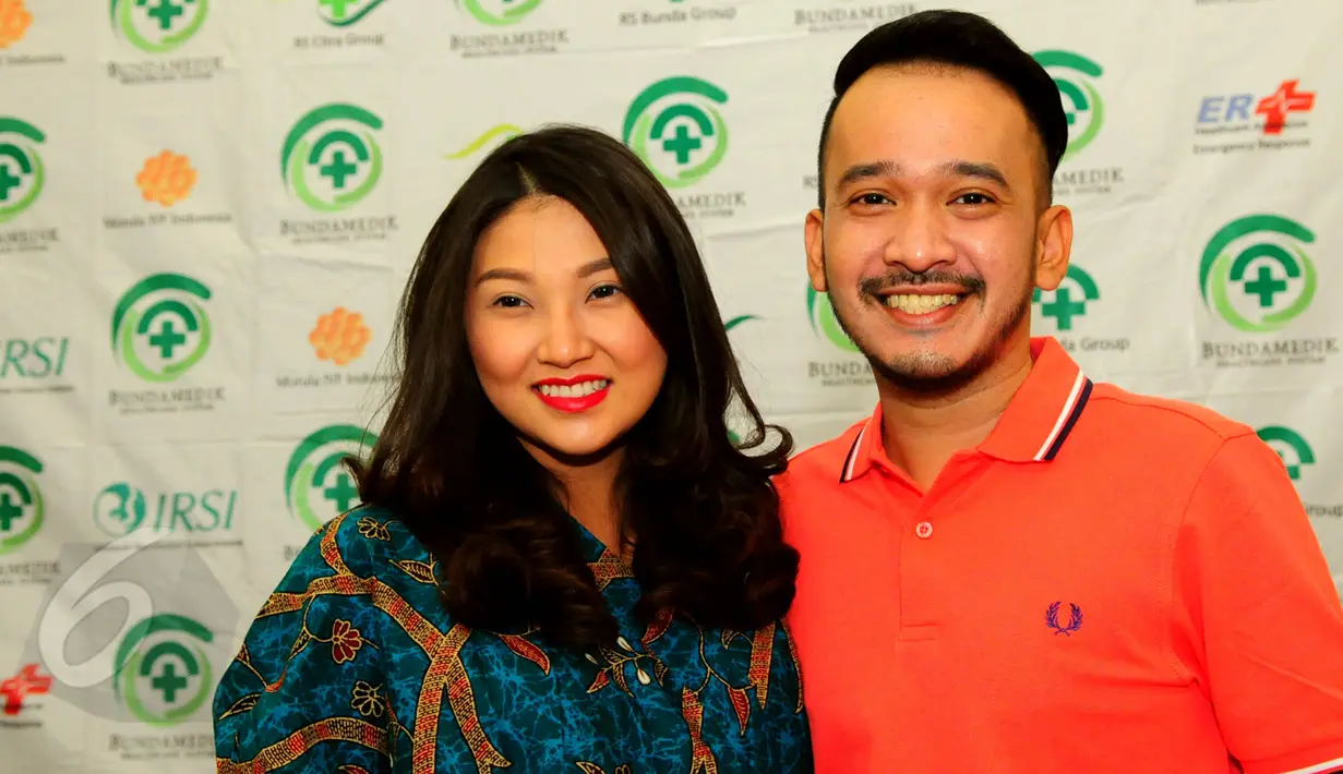 Pasangan selebriti Ruben Onsu dan Sarwendah Tan usai menggelar konferensi pers terkait kelahiran putri pertama mereka di RS Bunda, Jakarta, Minggu (7/6/2015). (Liputan6.com/Faisal R Syam)