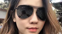 Simpel namun tetap menawan, penampilan Jessica Jane dengan sweater hitam serta kacamata aviator warna senada menambah kesan boyish. (Liputan6.com/IG/@jessicajane99)