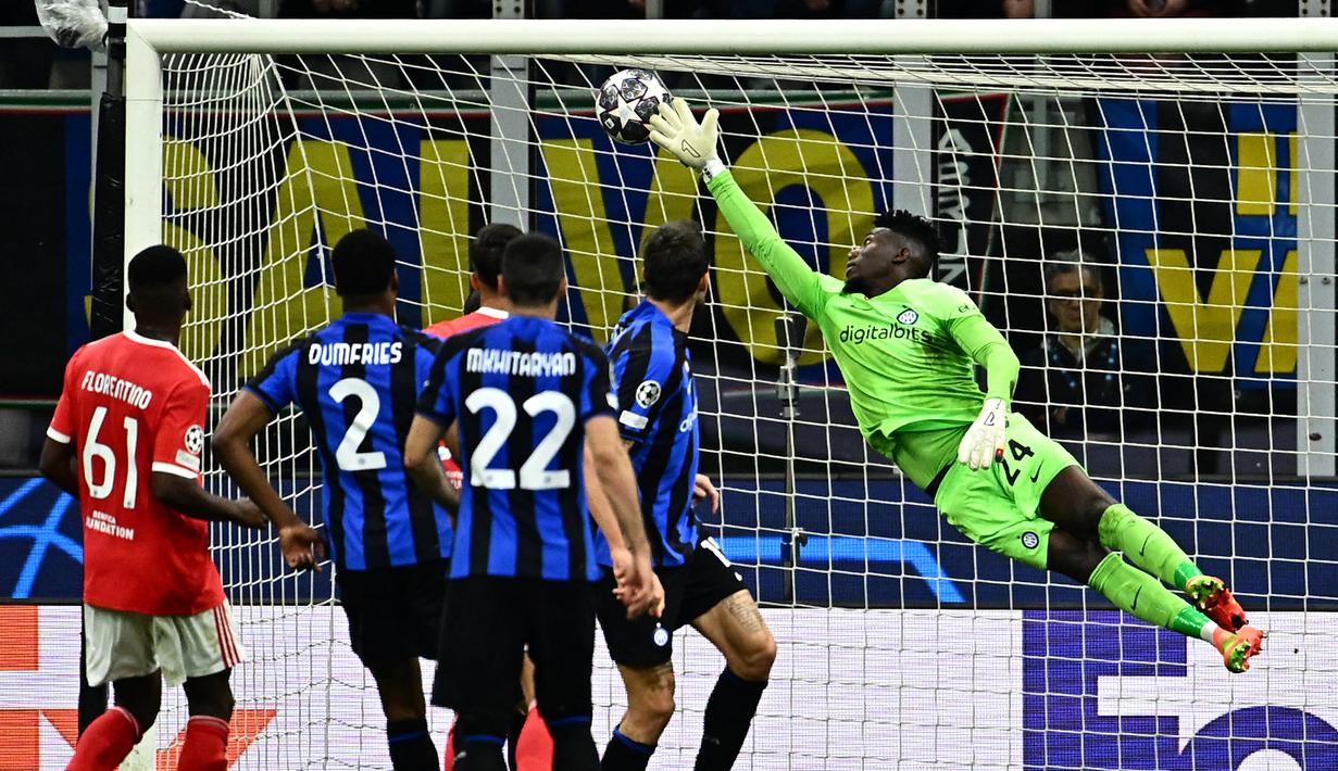 Aksi kiper Inter Milan, Andre Onana saat kebobolan menghadapi Benfica pada laga leg kedua perempatfinal Liga Champions 2022/2023 di San Siro Stadium, Milan (19/4/2023). Setelah ditinggal Andre Onana yang bergabung dengan Manchester United jelang musim 2023/2024 dimulai, Inter Milan otomatis kehilangan kiper utama di bawah mistar gawang. David De Gea bisa menjadi pilihan instan terbaik untuk menggantikannya. (AFP/Gabriel Bouys)