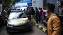 Mobil polisi mengawal ambulan yang membawa Ketua DPR, Setya Novanto keluar dari RS Medika Permata Hijau, Jakarta, Jumat (17/11). Setnov akan dipindah ke RS Cipto Mangunkusumo. (Liputan6.com/Helmi Fithriansyah)
