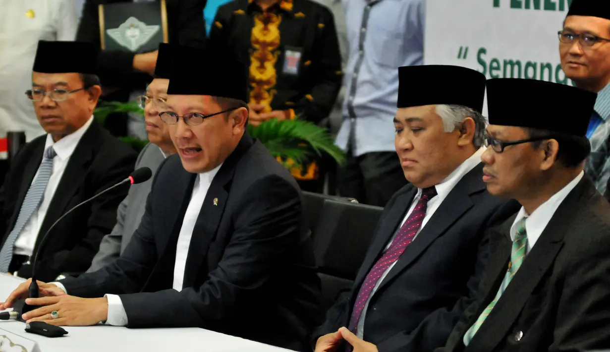  Menteri Agama Lukman Hakim Saifuddin (tengah) memberikan keterangan pers penentuan awal  Ramadan 1436 H, Jakarta, Rabu (16/6/2015). Pemerintah memutuskan tanggal 1 Ramadan 1436 H jatuh pada Kamis, 18 Juni 2015. (Liputan6.com/Andrian M Tunay)
