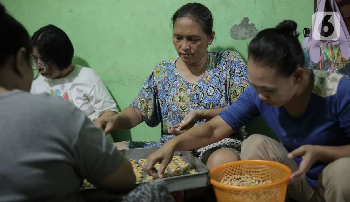Di tengah-tengah perayaan lebaran yang penuh suka cita tersebut terdapat beberapa suguhan yang seringkali disajikan karena identik dengan momen lebaran. Salah satunya, kue kering. (Liputan6.com/Herman Zakharia)