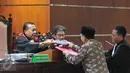 Fuad Amin Imron memberikan pledoinya kepada hakim saat sidang pembacaan pembelaan (pledoi) di Pengadilan Tipikor, Jakarta, Kamis (8/10/2015). Dalam pledoinya Fuad Amin meminta hakim mengadili seadil adilnya. (Liputan6.com/Andrian M Tunay)