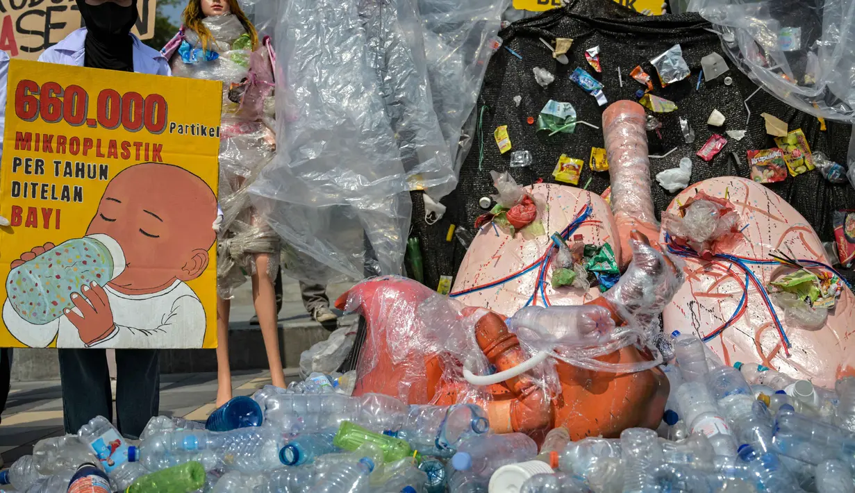 Mereka juga mendesak pemerintah agar bertindak tegas atas masalah sampah plastik, salah satunya dengan membuat regulasi dan implementasi kebijakan pengurangan plastik sekali pakai. (Juni KRISWANTO/AFP)
