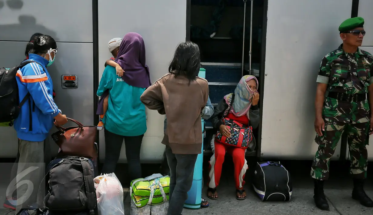 Warga ex Gafatar sedang menunggu untuk menaiki bus di Dermaga Kolinlamil Tanjung Priok, Jakarta, Rabu (27/01) Warga eks Gafatar nantinya akan dibawa ke Rumah Aman Buperta Cibubur, Jakarta Timur. (Liputan6.com/Faizal Fanani)