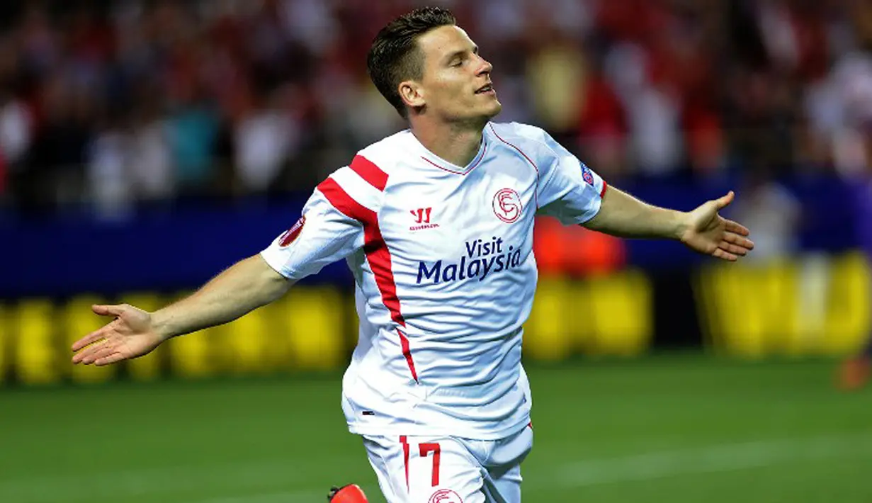 Penyerang Sevilla, Kevin Gameiro merayakan selebrasi usai mencetak gol ke gawang Fiorentina pada leg pertama semifinal Europa League di Stadion Ramon Sanchez, Kamis (7/5/2015). Sevilla menang 3-0 atas Fiorentina. (REUTERS/Marcelo del Pozo)