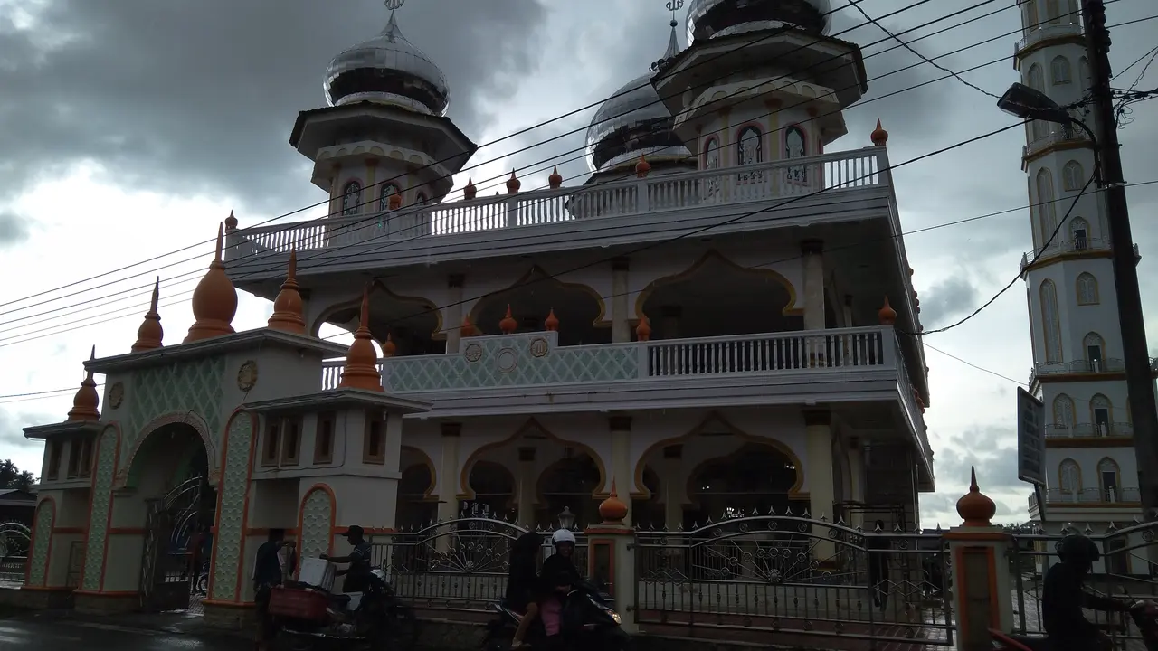 Masjid Gudang tidak hanya berfungsi sebagai tempat ibadah, melainkan juga tempat melepas nazar atau dalam bahasa Aceh disebut "peuleuh kaoy." (Liputan6.com/Rino Abonita)