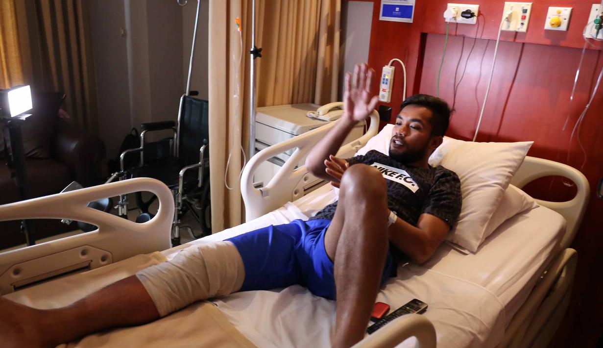 Pemain Persib Bandung, Zulham Zamrun saat bercerita tentang operasi cedera  di Rumah Sakit, Jakarta, Selasa(8/12/2015). (Bola.com/Nicklas Hanoatubun)
