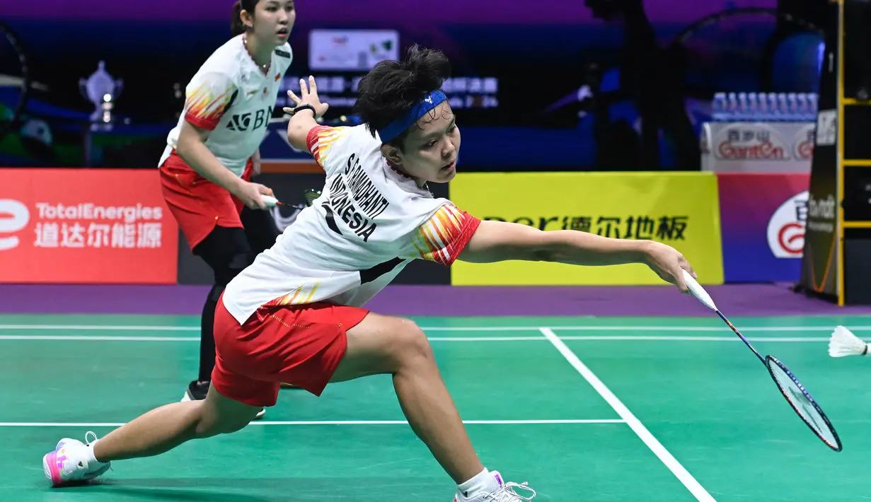 Pebulu tangkis Indonesia, Siti Fadia (kanan) saat berpasangan dengan Ribka Sugiarto berusaha mengembalikan kok ke arah pasangan China, Chen Qing Chen/Jia Yi Fan dalam laga final Piala Uber 2024 di Hi-Tech Zone Sports Centre Gymnasium, Chengdu, China, Minggu (5/5/2024). Pasangan Fiadia/Ribka kalah dengan skor 11-21, 8-21. (AFP/Wang Zhao)