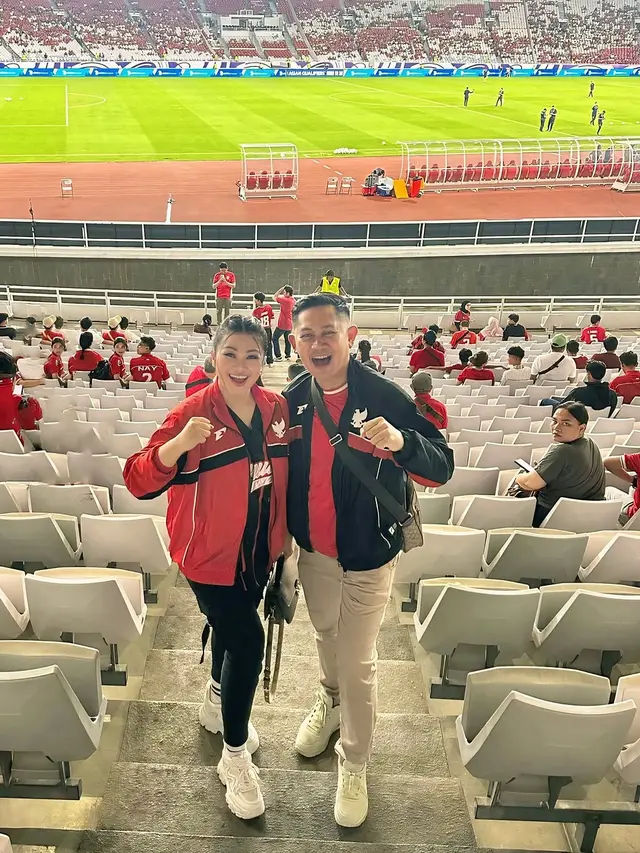 8 Potret Artis Nonton Timnas Indonesia Vs Bahrain di GBK, Kompak Pakai Jersey