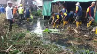 Wali Kota Palembang Harnojoyo melakukan gotong royong bersih Sungai Kubu Palembang yang sudah tertutup sampah dan lumpur (Liputan6.com/Nefri Inge)