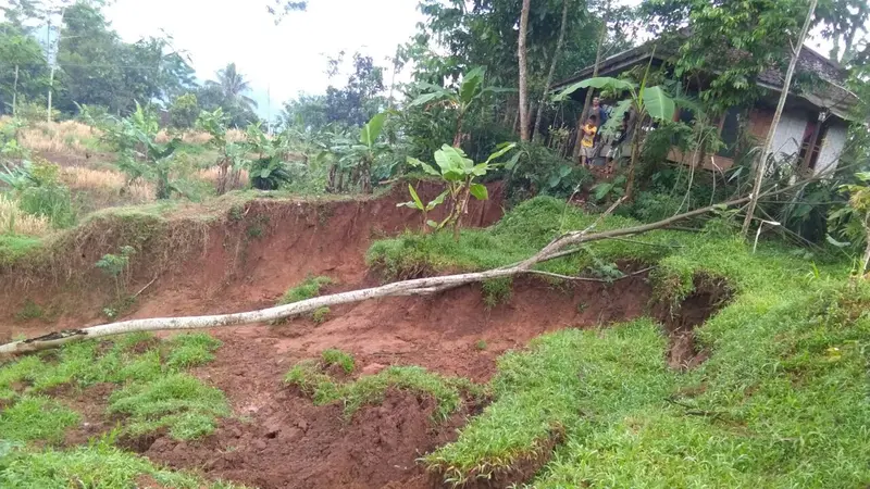 Tanah Retak Sepanjang 150 Meter Usai Longsor Landa Garut