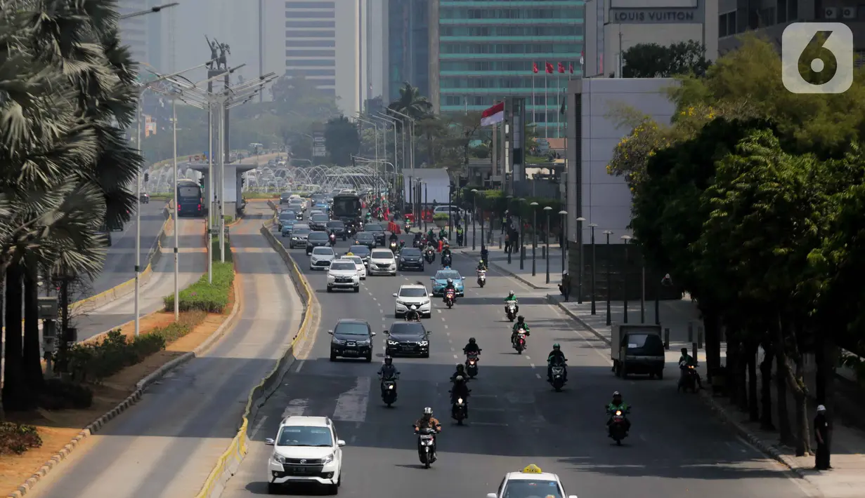 Kondisi lalu lintas di Jalan MH Thamrin, Jakarta, Rabu (2/10/2019). Jalan MH Thamrin yang biasanya ramai beberapa hari terakhir terpantau lengang. (Liputan6.com/Faizal Fanani)