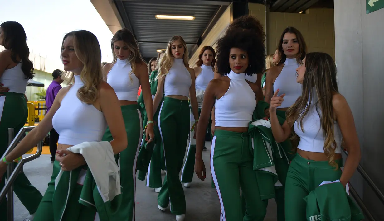 Gadis Grid atau Grid Girls berjalan jelang Grand Prix Formula 1 Brasil di Sirkuit Interlagos, Sao Paulo, Brasil, (12/11/2017). Penghapusan Grid Girl merupakan bagian dari rencana pembaruan Liberty Media. (AFP PHOTO / Carl De Souza)