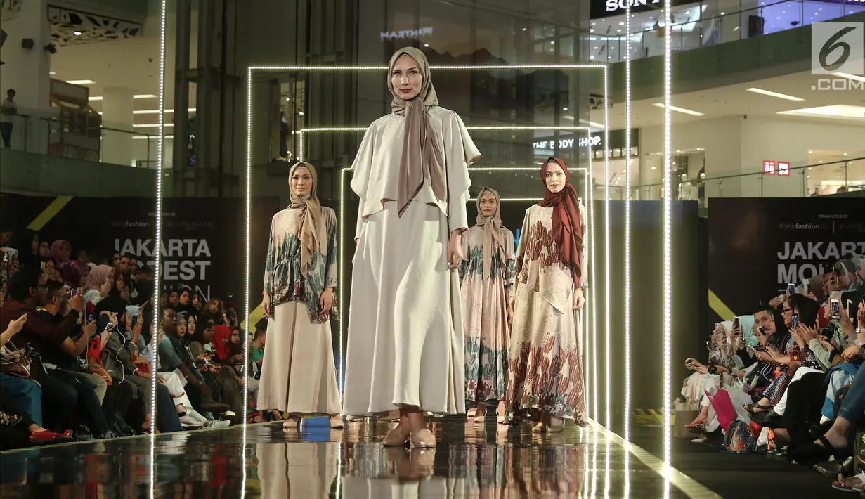 Model membawakan busana rancangan Wardah LUM (INA) x KAMI saat Jakarta Modest Fashion Week di Gandaria City, Jakarta, Minggu (29/7). KAMI mengangkat tema 'Sabaku'. (Liputan6.com/Herman Zakharia)