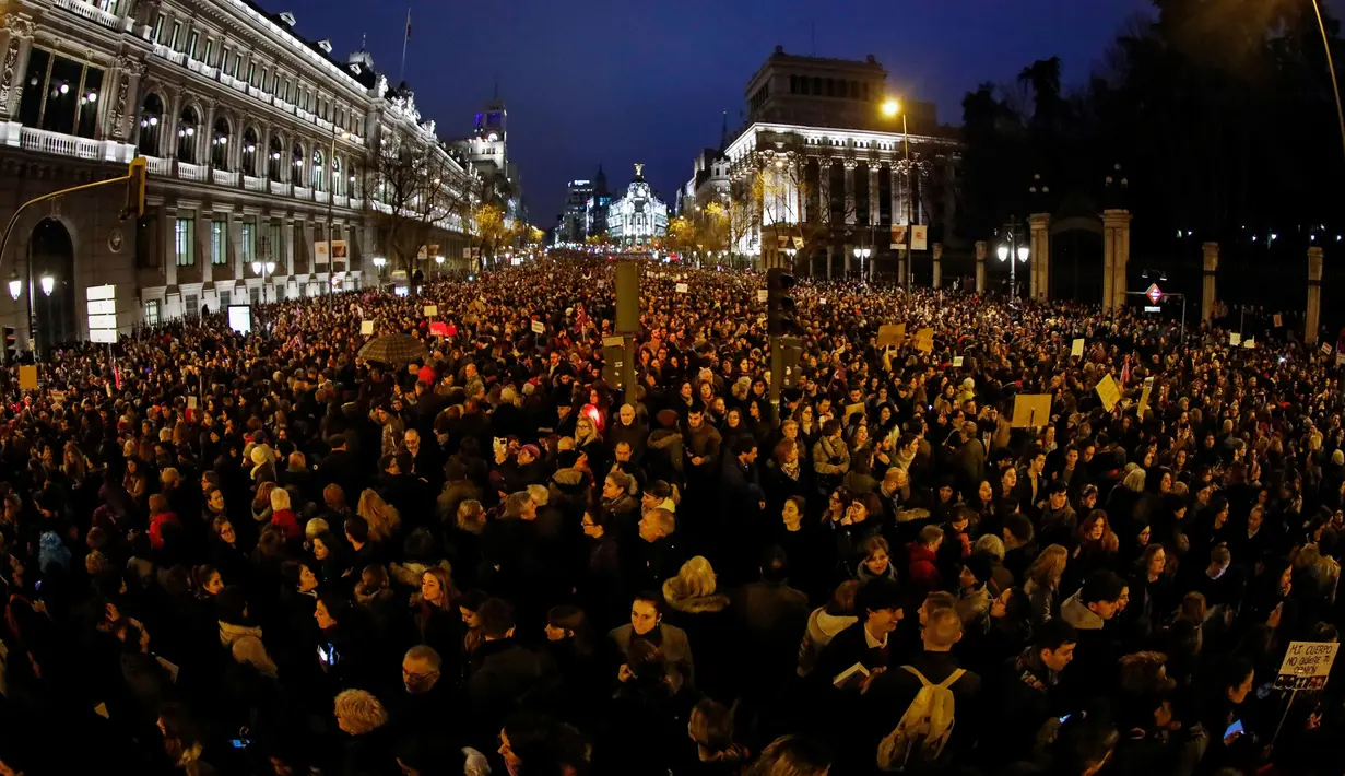 Ribuan orang turun ke jalan Alcala untuk memperingati Hari Perempuan Internasional di Madrid (8/3). Para perempuan di Spanyol angkat suara melawan kekerasan, pelecehan dan ketimpangan upah. (AFP/Oscar Del Pozo)