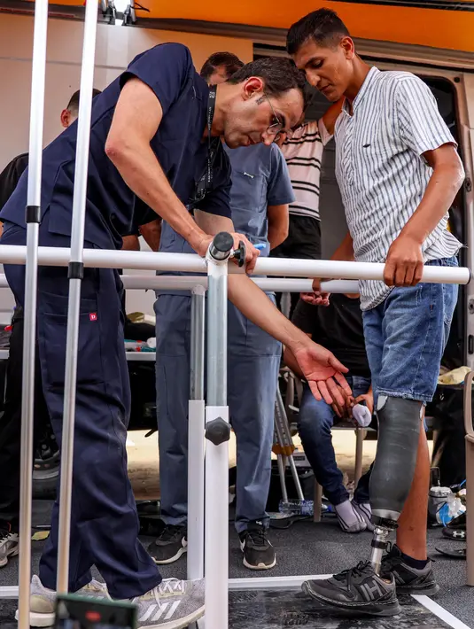 Klinik Inisiatif kaki palsu Yordania ini bertujuan mengatasi meningkatnya jumlah korban yang kehilangan anggota tubuh akibat pengeboman Israel di sejumlah wilayah Gaza. (Bashar TALEB/AFP)