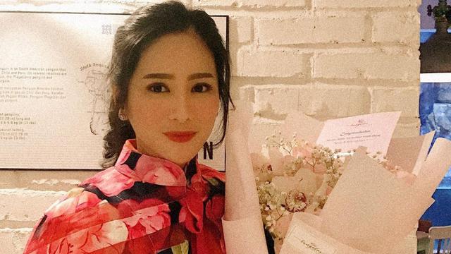 Potret Bunga Zainal Tampil dengan Poni, Manis Bak ABG